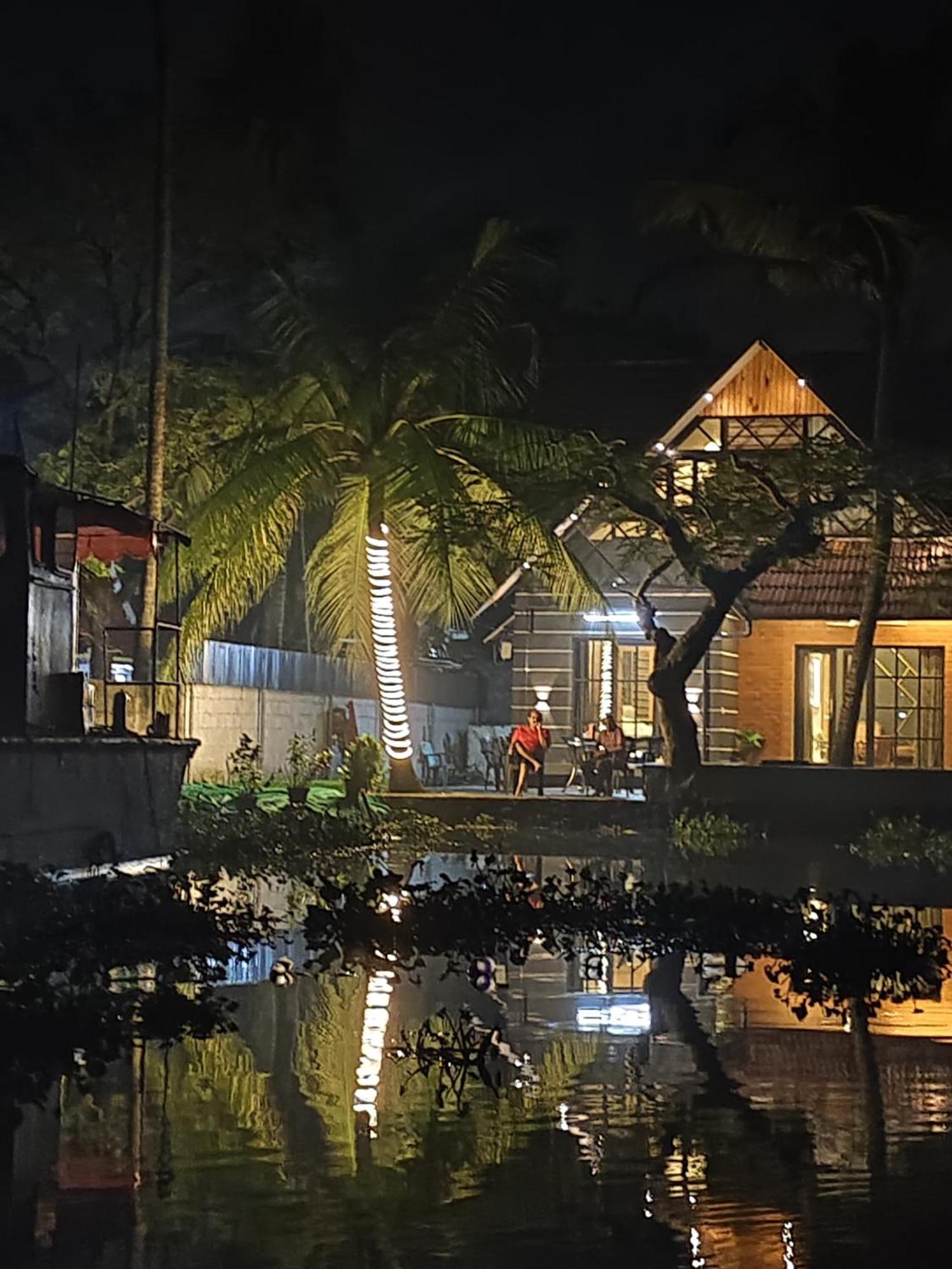 Marina Lounge Otel Kochi Dış mekan fotoğraf