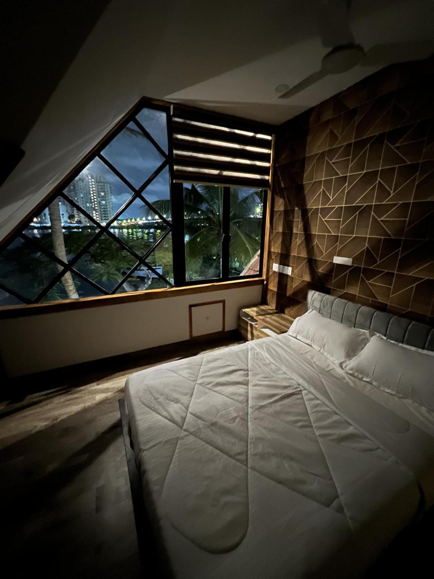 Marina Lounge Otel Kochi Dış mekan fotoğraf